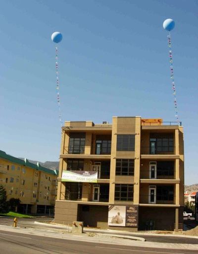 Balloons to promote Skaha Breeze apartments
